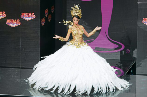 Espléndido show en trajes típicos