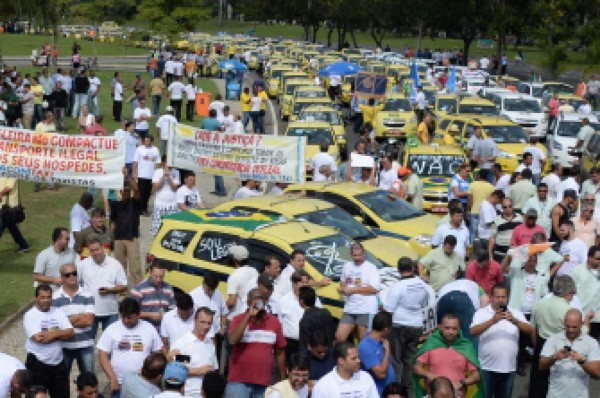 Taxistas protestan contra aplicación Uber