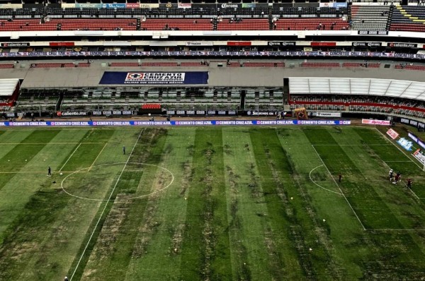 La cancha del Estadio Azteca se ve horrible tras un concierto que se realizó.