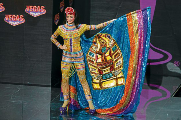 Espléndido show en trajes típicos