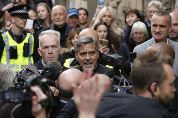 Clooney atrae multitud al visitar café para indigentes
