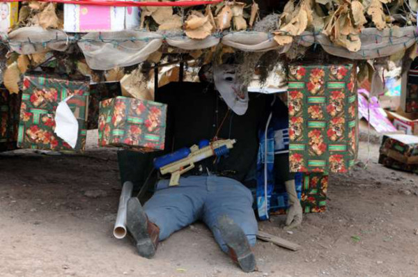 Preparan cena navideña junto al 'árbol de los pobres'
