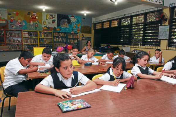 Padres de familia, cooperantes activos en la formación escolar