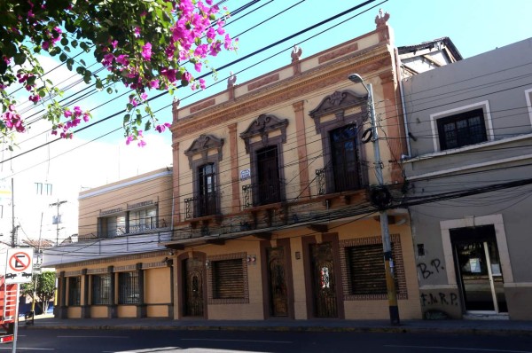 Las fachadas del centro histórico resaltan el antiguo arte escultórico