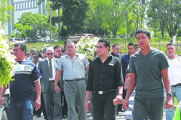 Un doloroso adiós en funeral de Henry Mahomar
