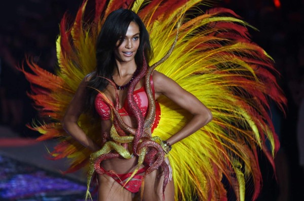 Sensual desfile de Victoria's Secret celebra 20 aniversario