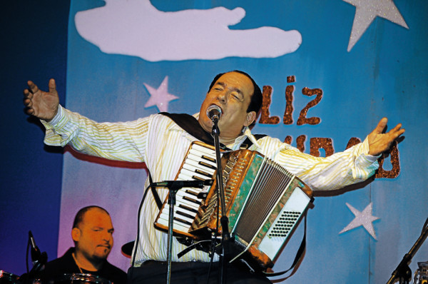 Homenaje al cantautor Carlos Mejía Godoy