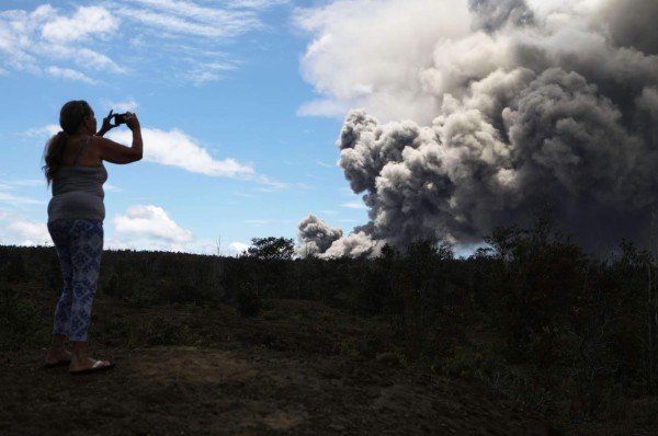 Imágenes de la nube de ceniza volcánica que provocó el volcán Kilauea en Hawái