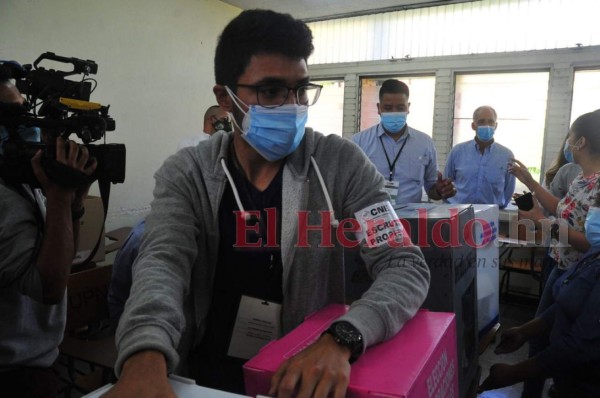 Nasry 'Tito' Asfura acude a votar en compañía de sus bellas hijas y su esposa (FOTOS)&nbsp;&nbsp;