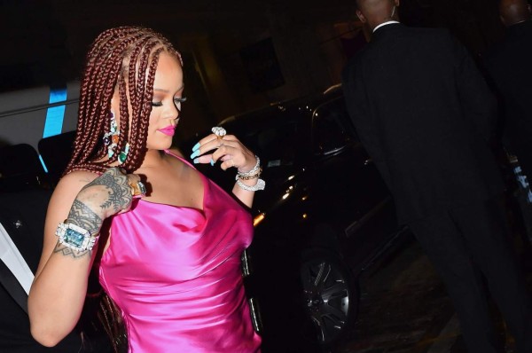 FOTOS: Rihanna impacta con vestido rosa durante evento