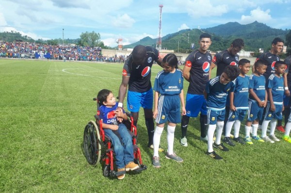 Lindo detalle de Rubilio Castillo con Luis Castellanos