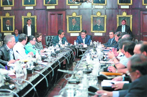 Honduras: Barajan rotaciones en el gobierno