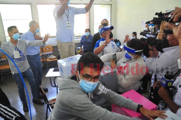 Nasry 'Tito' Asfura acude a votar en compañía de sus bellas hijas y su esposa (FOTOS)&nbsp;&nbsp;