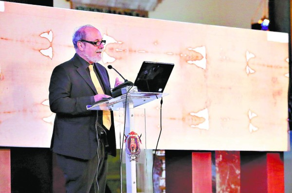 Capitalinos se dejan cobijar por la Sábana Santa