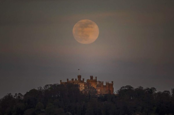 Las espectaculares imágenes que nos deja la Superluna rosa