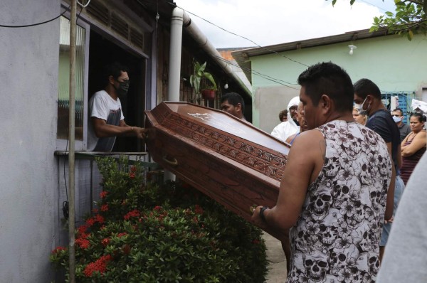 Cadáveres, llanto y entierros; un mundo triste y herido tras paso de pandemia (FOTOS)