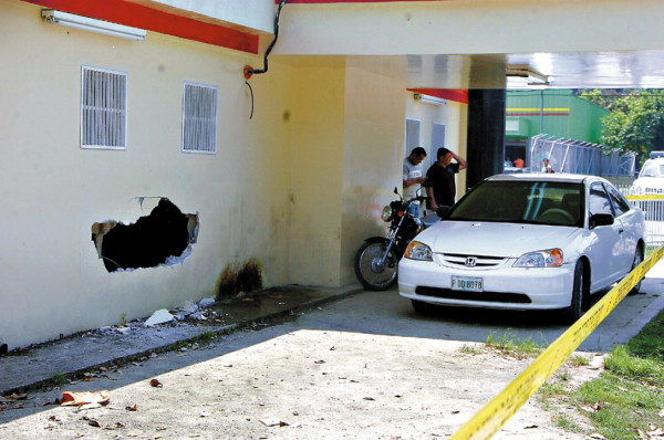 Asalto de película en sucursal de banco en Atlántida