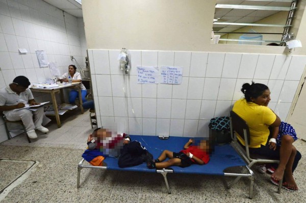 FOTOS: Instalan carpas para atender afectados por dengue ante colapso de hospitales