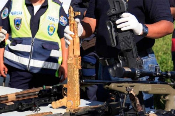 Ministerio Público niega extravío de AK-47 bañado en oro