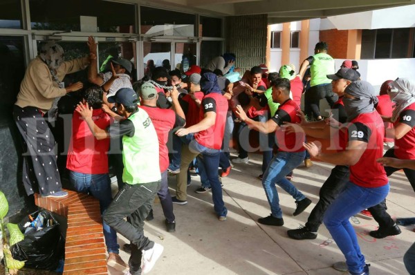 En Fotos: Así se vivió el zafarrancho entre universitarios y miembros de seguridad al interior de la UNAH