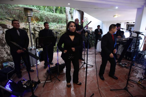 Una promesa de amor sellada en el jardín