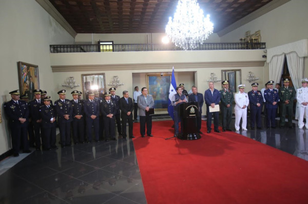Presidente de Honduras juramenta a la nueva cúpula policial y militar