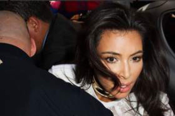 Periodista ucraniano atacó a Kim Kardashian en París