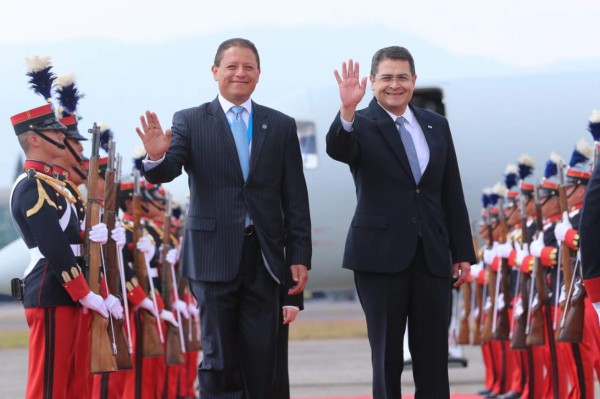 Presidente Hernández asiste a la toma de posesión de Jimmy Morales