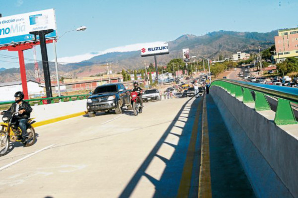 Habilitan paso aéreo en puente a desnivel en Suyapa y La Hacienda