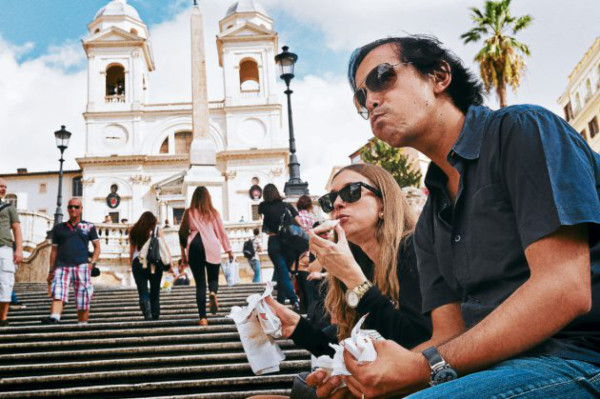 Comer en el Coliseo Romano, una multa segura