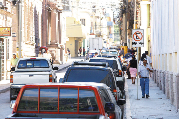 Conductores convierten centro histórico de la capital de Honduras en gigantesco parqueo