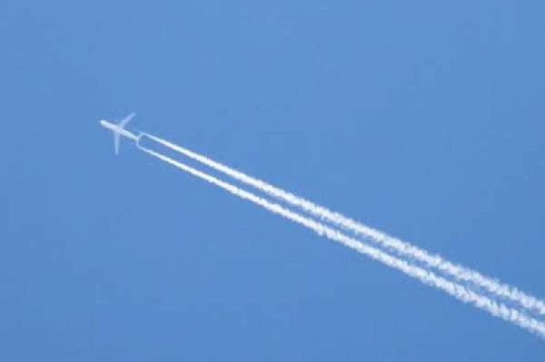¿ Por qué los aviones dejan estelas blancas?