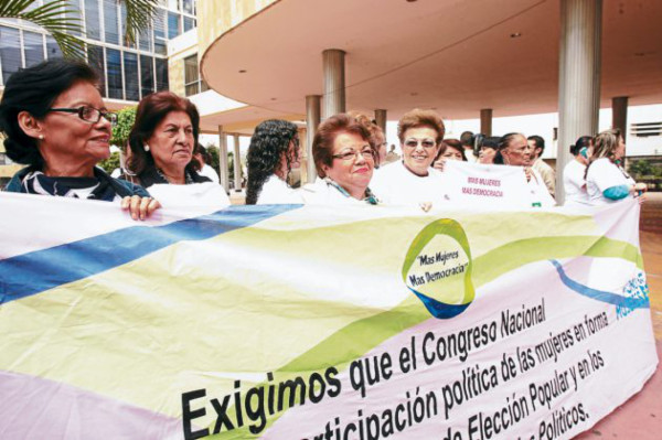 Mujeres quieren la mitad de la cuota electoral y de la deuda política