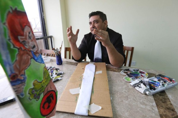 Elder Mejía, el artista gráfico que plasma su creatividad sobre corbatas y camisetas