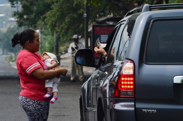 Familia hondureña que pide en Tegucigalpa: 'Tenemos hambre”