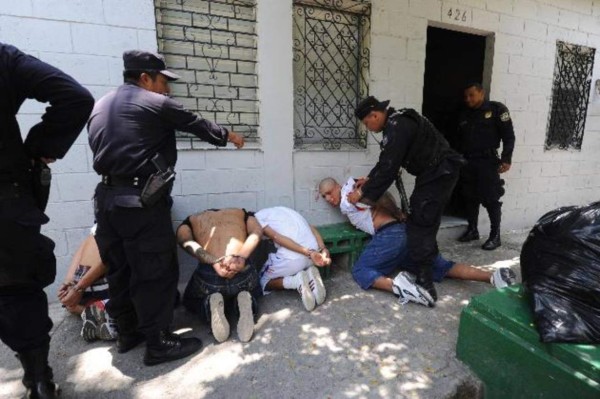VIDEO: Policía obliga a pandilleros a decir quién manda en El Salvador