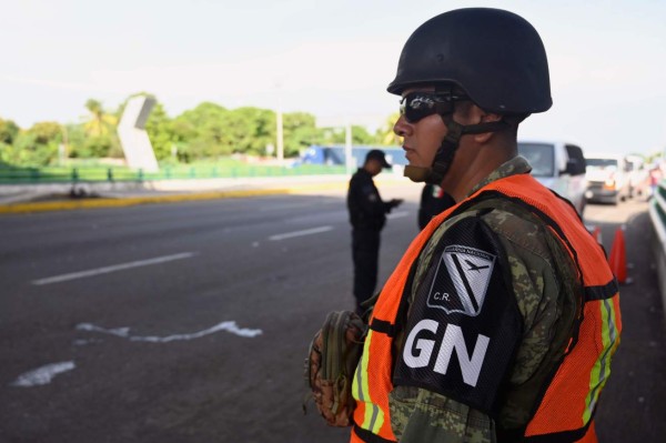 Una niña corre mientras su madre es detenida: las dramáticas imágenes de la captura de migrantes en México