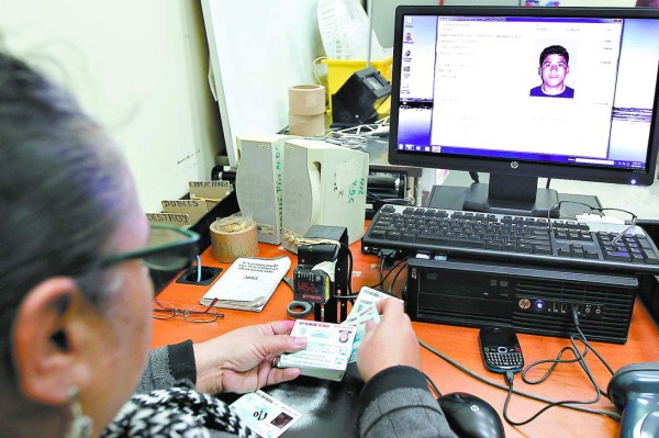 Nueva tarjeta de identidad de hondureños estará lista para elecciones