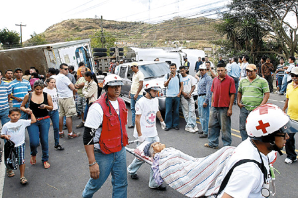 De milagro se salvan de morir en volcamiento de contenedor en la carretera al sur de Honduras