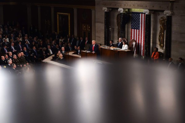 Arrogancia y poca cortesía: Las imágenes de Trump durante discurso del Estado de la Unión