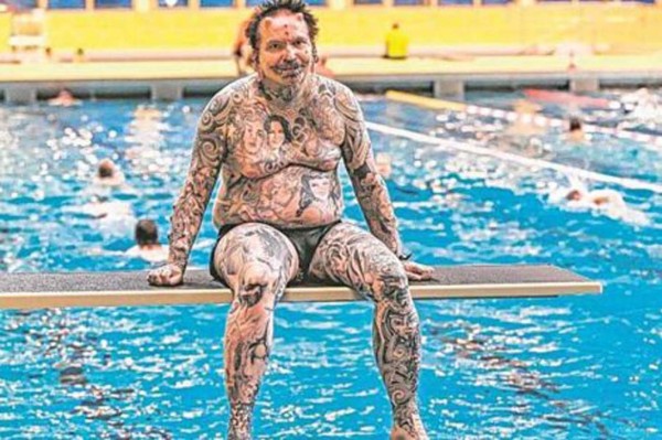 Dubái niega entrada al hombre con más piercings en el mundo