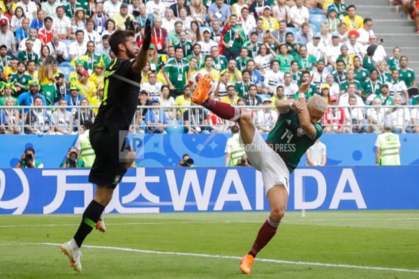 FOTOS: Las más exageradas caídas durante el duelo Brasil contra México; Neymar no es el único actor