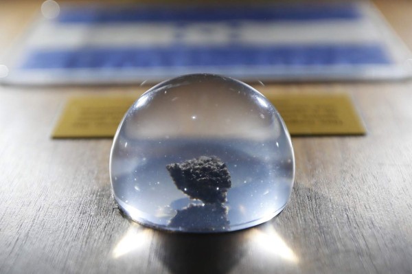 Roca lunar donada a Honduras por Richard Nixon está en exhibición