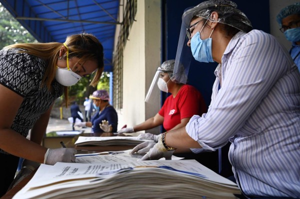 FOTOS: Médicos que lucharán contra el Covid-19 reciben título en El Salvador