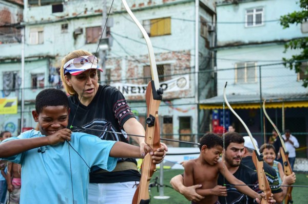 A un año de Rio-2016, los niños de una favela descubren el tiro con arco