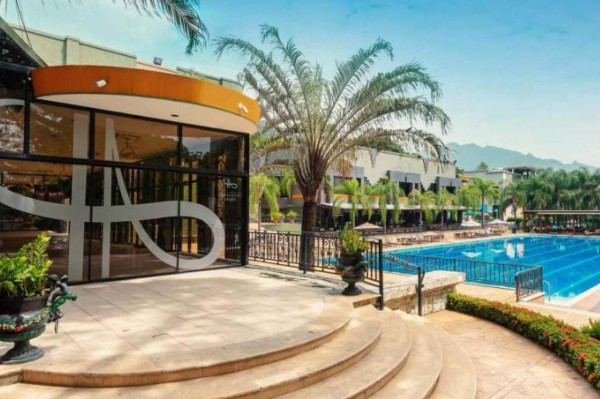 FOTOS: Invitados, iglesia, recepción y todos los detalles sobre la boda de Carlo Costly y Tita Torres