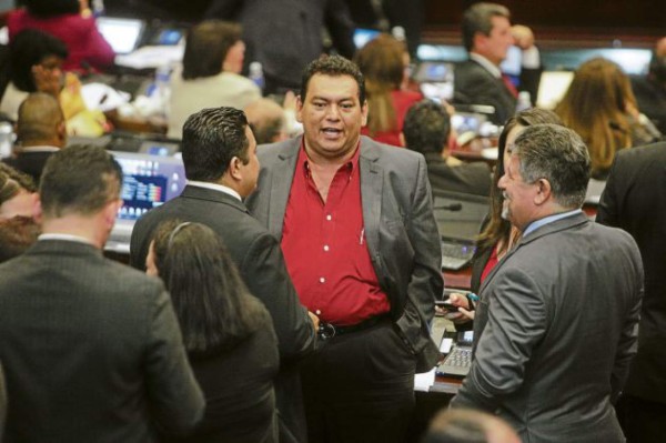 Suspenden sesión tras insultos de Libre