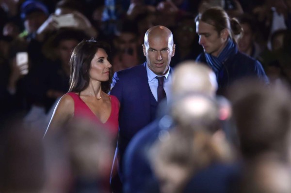Zidane desfila por la alfombra verde de los premios 'The Best' de FIFA