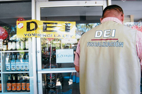 Funcionarios y diputados presionan para reapertura de tiendas libres