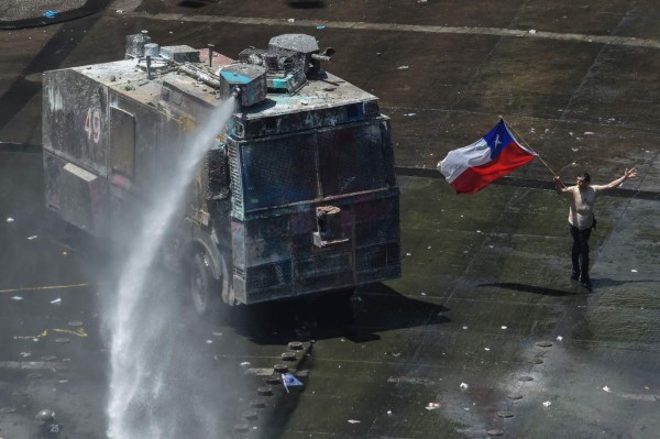 Bloqueos, fogatas y 'renuncia Piñera', el paro nacional de 48 horas en Chile
